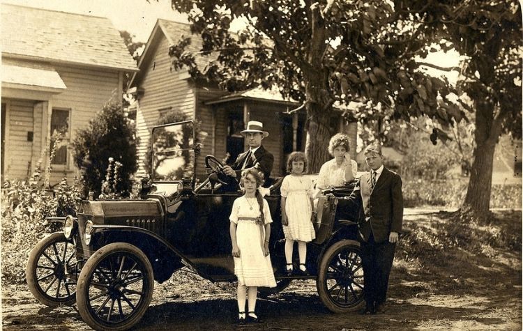 Family motoring in the early 1900s